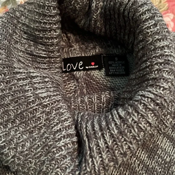 Short sleeve sweater, shorter in front. - Picture 2 of 5